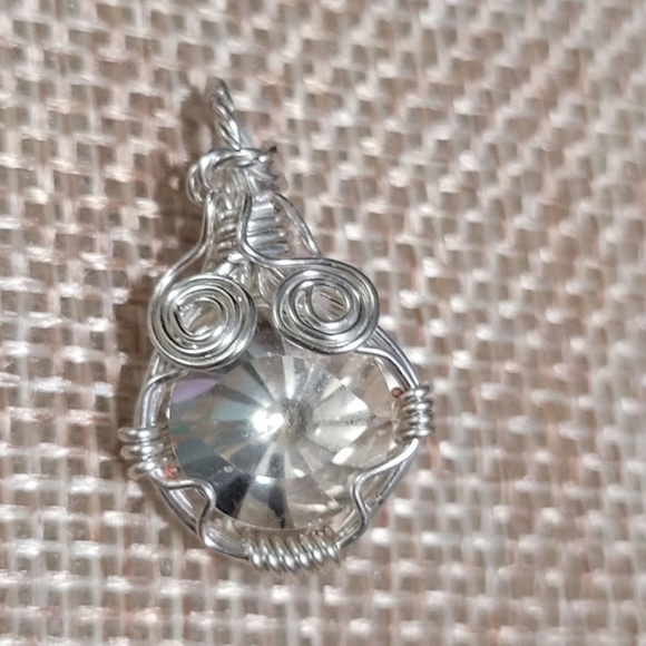 Yellow Labradorite Eye Wrapped in Sterling Pendant - Picture 4 of 14